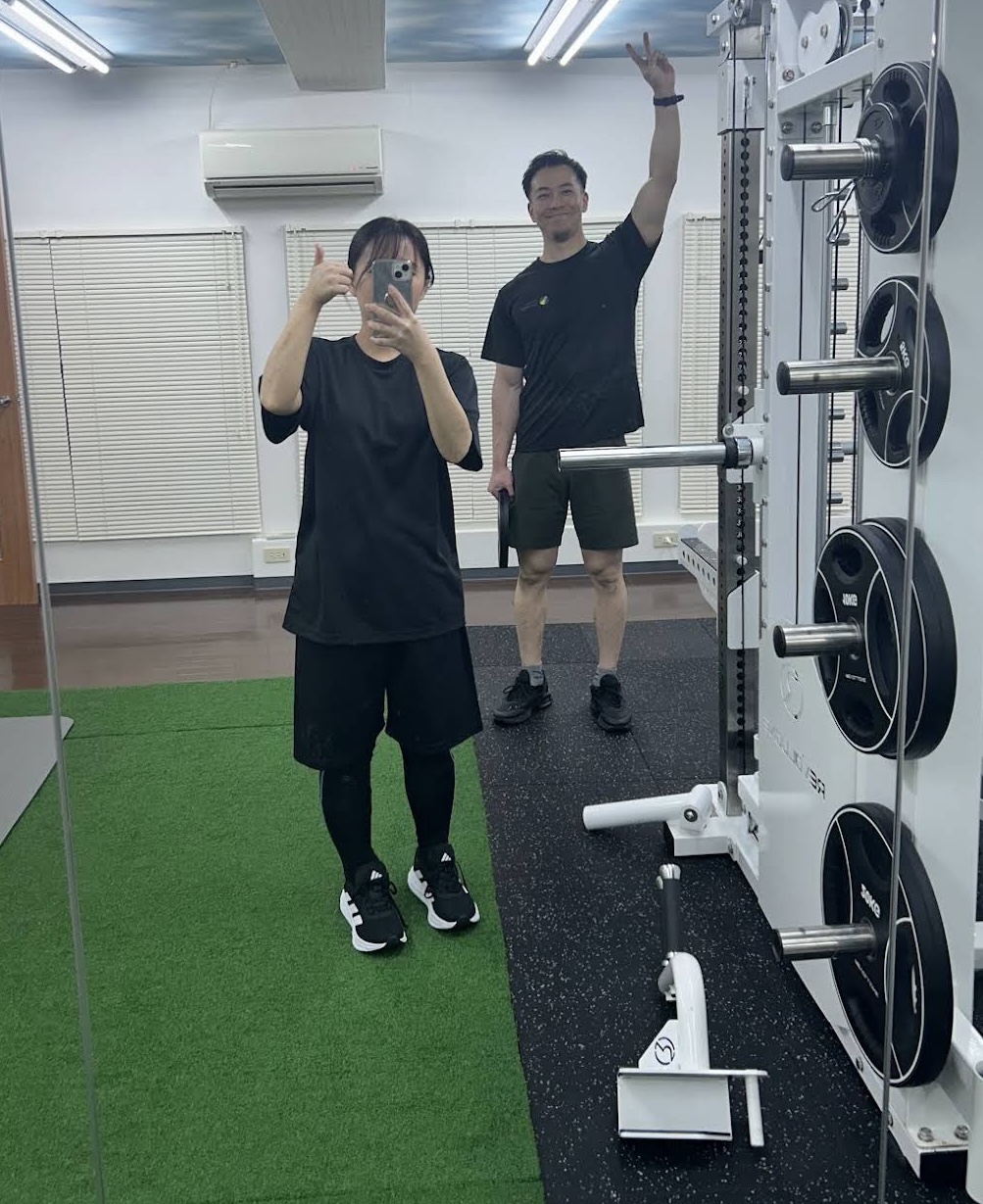 トレーニング後にトレーナーと鏡越しに撮影したお客様