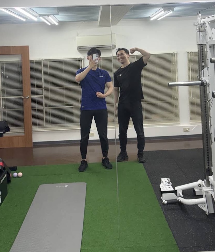 トレーニング後にトレーナーと鏡越しに撮影したお客様
